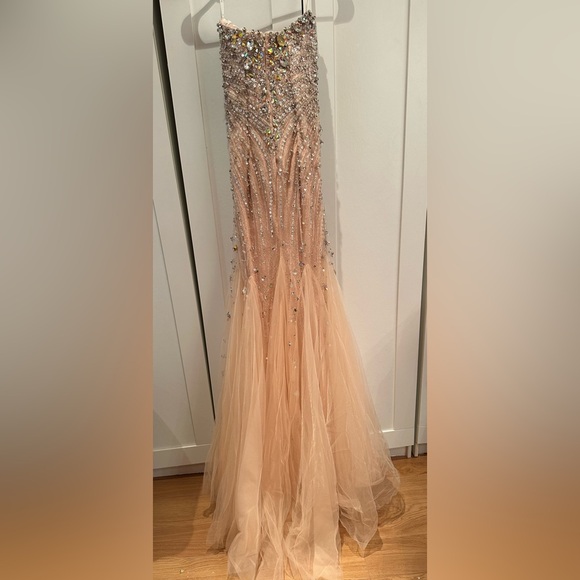 Beautiful dress - Picture 3 of 5